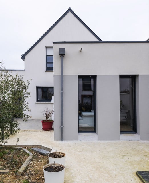 L’extension d’un salon avec vue sur la terrasse à Châteaubourg.