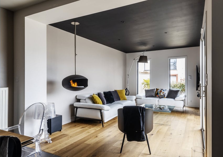 Une vue de l’extension depuis l’intérieur de la maison à Châteaubourg.
