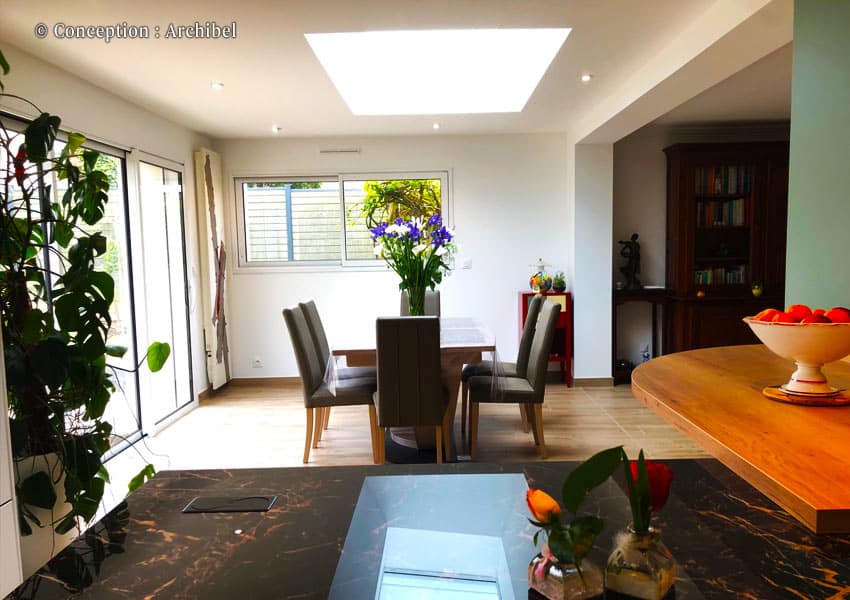 Vue depuis la cuisine sur la salle à manger.