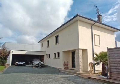 Un carport pour deux véhicules.