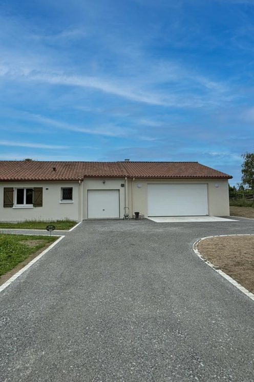 Une extension de garage à deux pans en tuiles