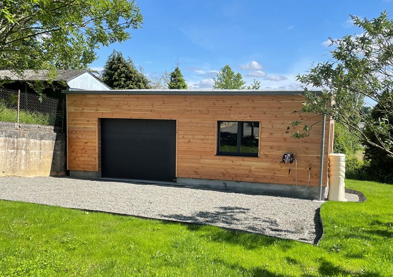 Un garage fermé en bois.