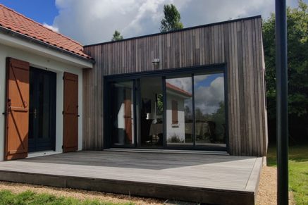 Extension en bois à toit plat