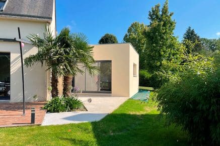 Un agrandissement contemporain à toit plat