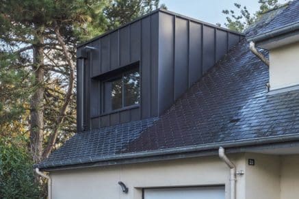 Du bardage zinc noir sur les façades de cet agrandissement par le toit
