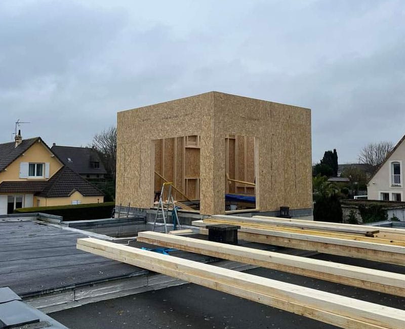 Une surélévation avec les élévations en ossature bois en cours.