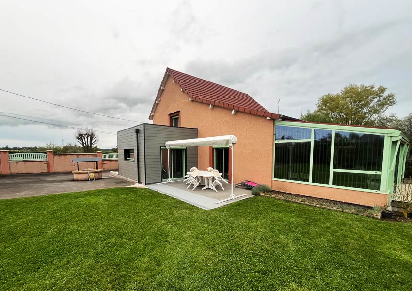 Vue de l’extension depuis le jardin.