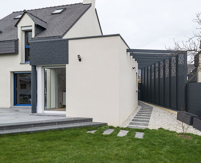 Une pergola adossée à une extension pour respecter les règles des limites