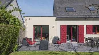 Un agrandissement construit sur la limite de propriété