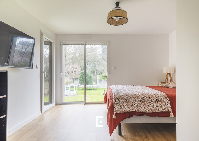 La chambre de 13 m² dans l'extension de maison de plain pied à Dinan.