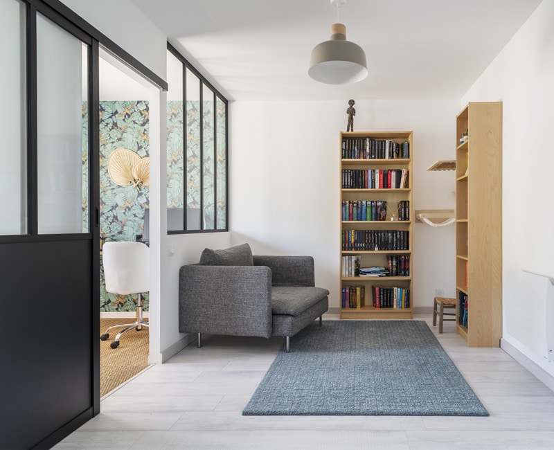 Un coin lecture au sein de la surélévation de maison en zone urbaine