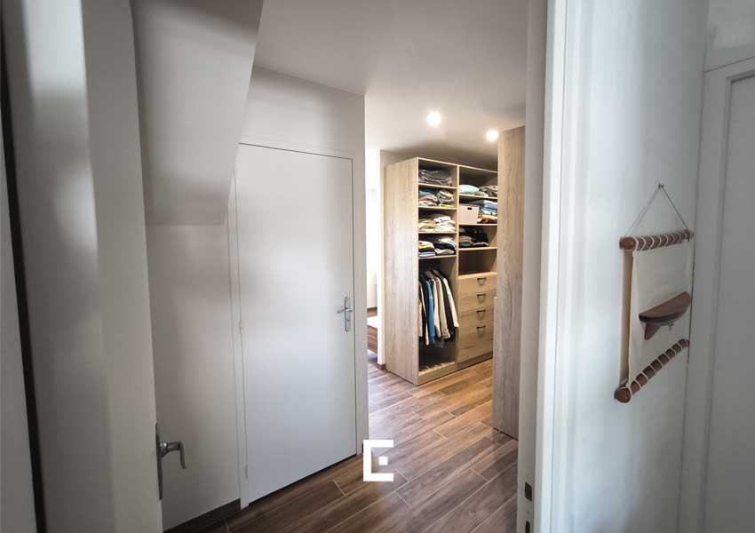 Le dressing à proximité de la nouvelle salle de bain