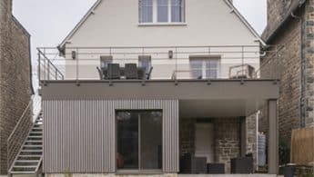 Un agrandissement de maison avec un bardage bois