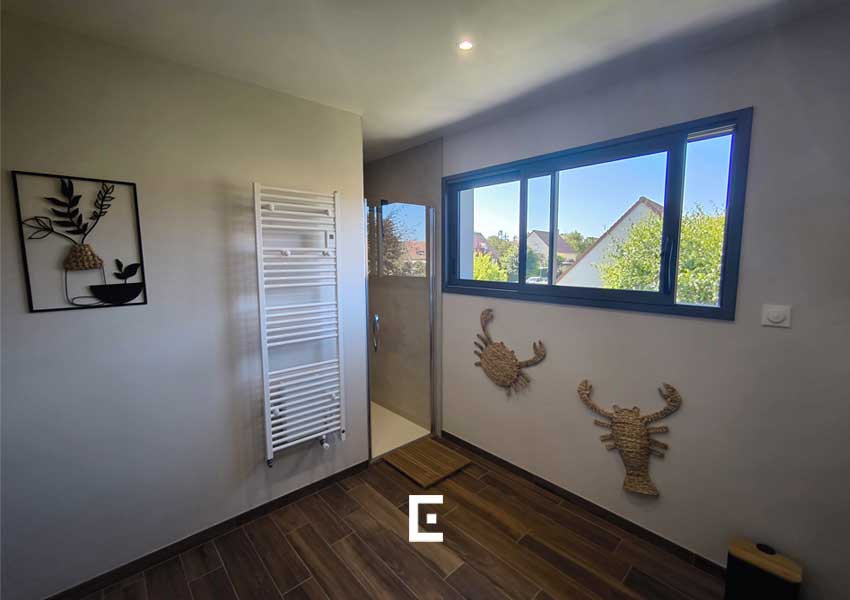 Une salle de bain spacieuse dans la surélévation