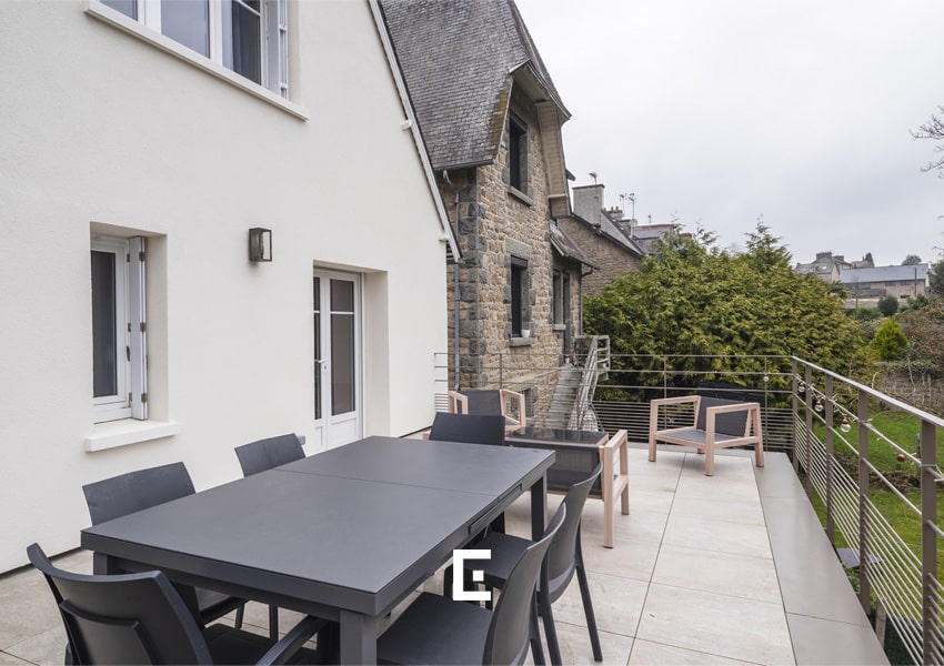 Une terrasse au-dessus de l'extension à Dinan