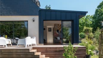 Un accès direct de l'extension vers la terrasse.