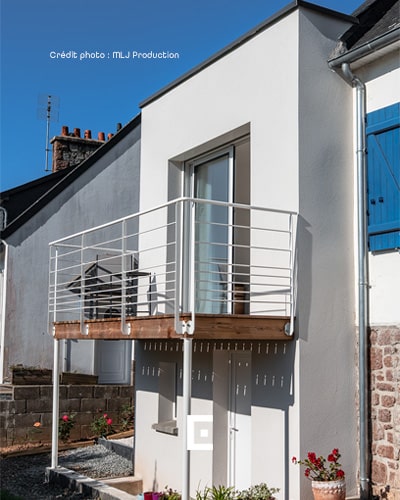 Un balcon prolonge la chambre