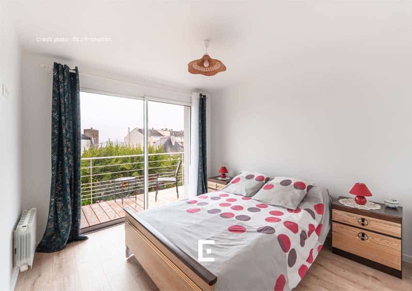 La vue sur la mer par la baie vitrée.