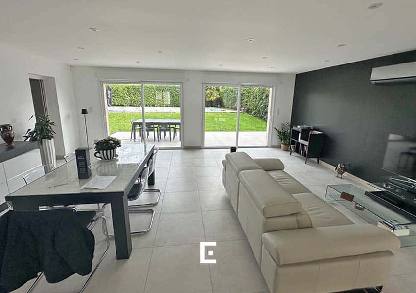 Deux baies vitrées installées dans l'extension pour apporter de la lumière.