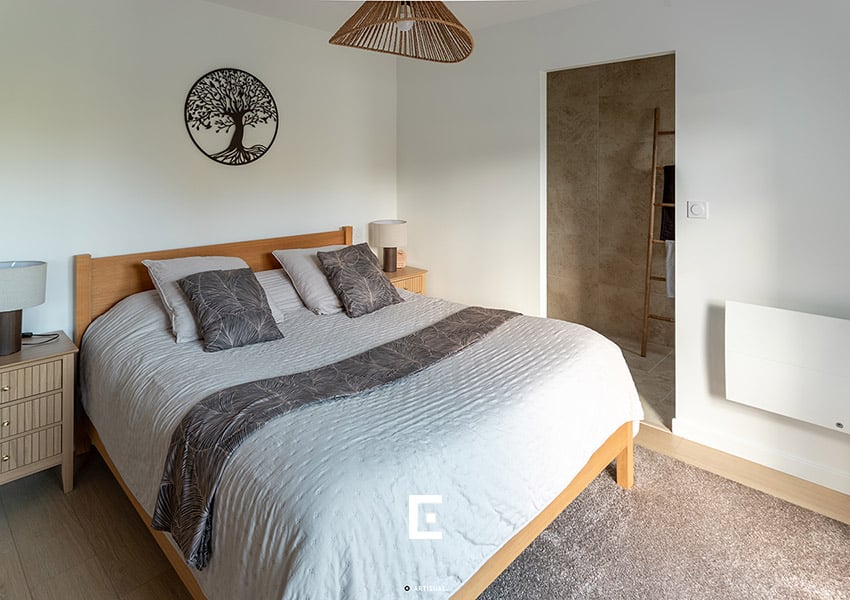 La chambre de la suite parentale dans l'extension de maison à Guidel