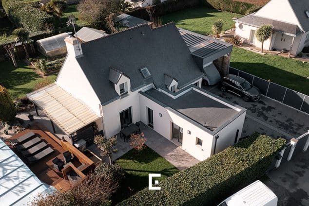 L'extension s'intègre à la perpendiculaire de la maison.