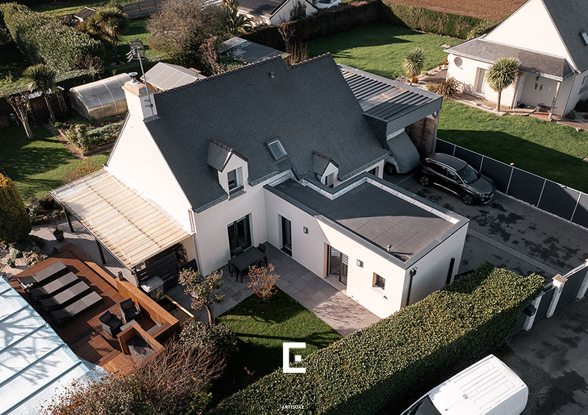 L'extension s'intègre à la perpendiculaire de la maison.