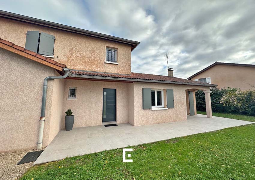 Les travaux de rénovation sur la façade avant de la maison.