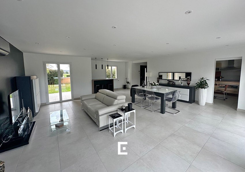 Une nouvelle ouverture entre la cuisine et la nouvelle pièce de vie.