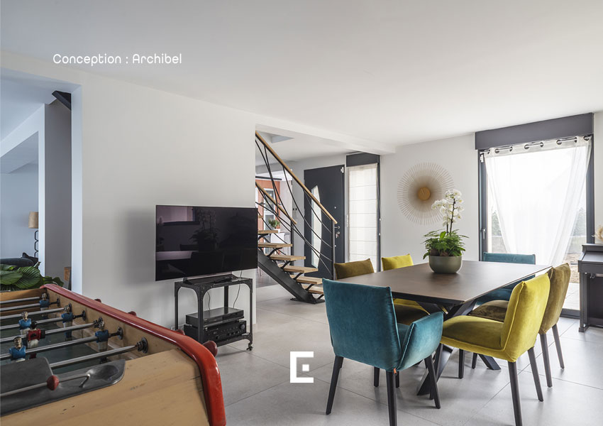 Le babyfoot dans la pièce de vie à Baguer Pican.