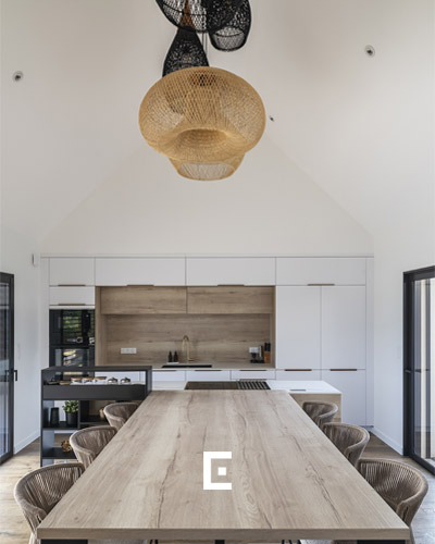 Un plafond cathédral de 5 mètres dans l'extension de cuisine à Chauvigné.