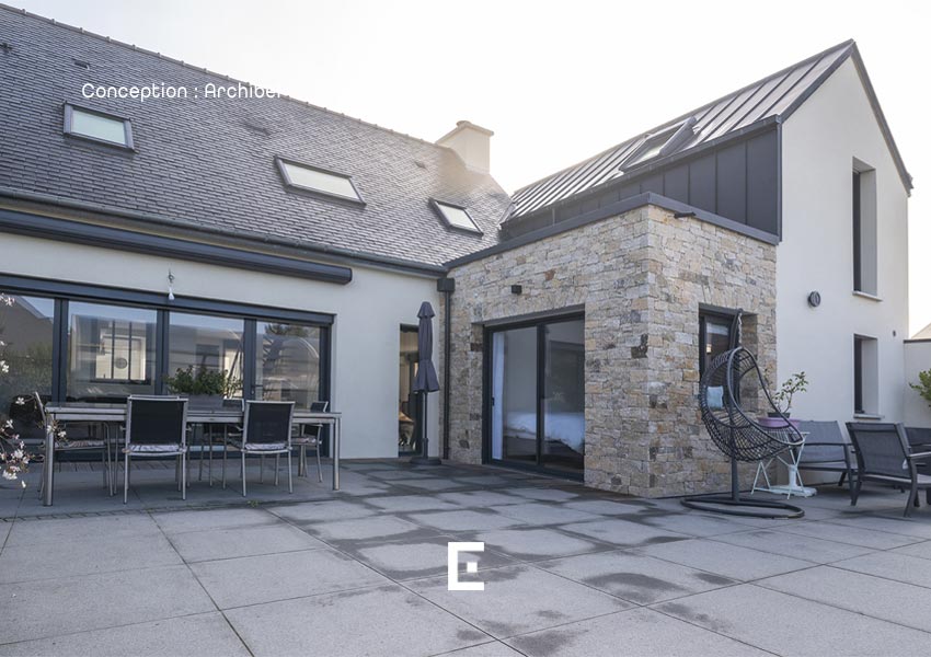 Une extension à Baguer Pican mêlant plusieurs matériaux.