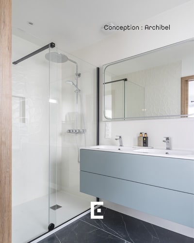 La salle d'eau dans la suite parentale