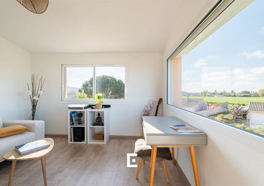 Un bureau et un petit coin salon avec une vue sur les Pyrénées sont situés à l'étage de l'extension.