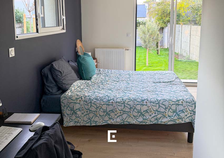 Chambre de 15 m² avec vue sur le jardin, offrant un espace lumineux et agréable tourné vers l’extérieur.