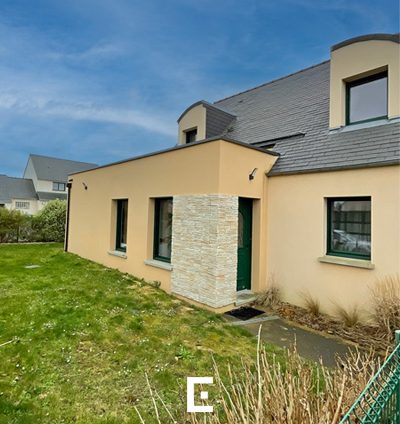 Une extension à Perros Guirec qui mélange les matériaux