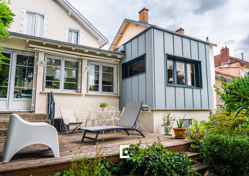 L'extension avec une toiture plate