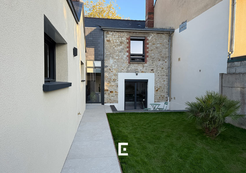 Accès au chantier organisé via la cour des voisins, permettant la réalisation des travaux.