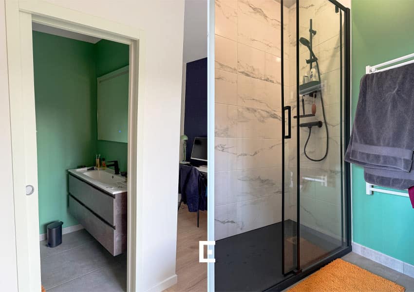 Salle de bain de 2,93 m² attenante à la chambre, comprenant une douche et un lavabo, dans un espace optimisé et fonctionnel