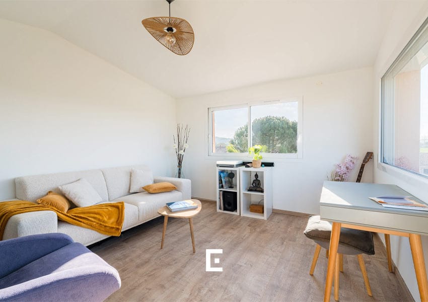 Comme le rêve de la cliente était de voir les Pyrénées, nous avons créé une pièce avec de grandes ouvertures, qui donne une sensation de calme et d'espace sur l'extérieur.