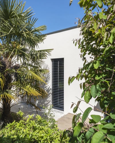 Extension de maison vue de côté dans son environnement naturel