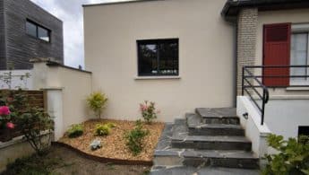 Vue de l'extension de maison à l'avant de la propriété, parfaitement intégrée à l'habitation existante.