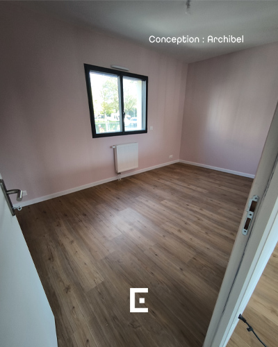 Espace de vie polyvalent conçu dans l'extension pour répondre à différents usages.