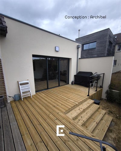 Extension moderne de maison avec terrasse extérieure aménagée.