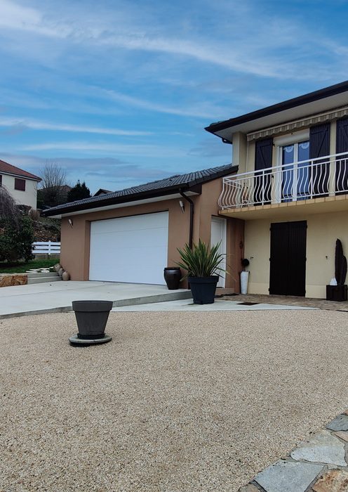 Un agrandissement accolé à la maison en tuiles
