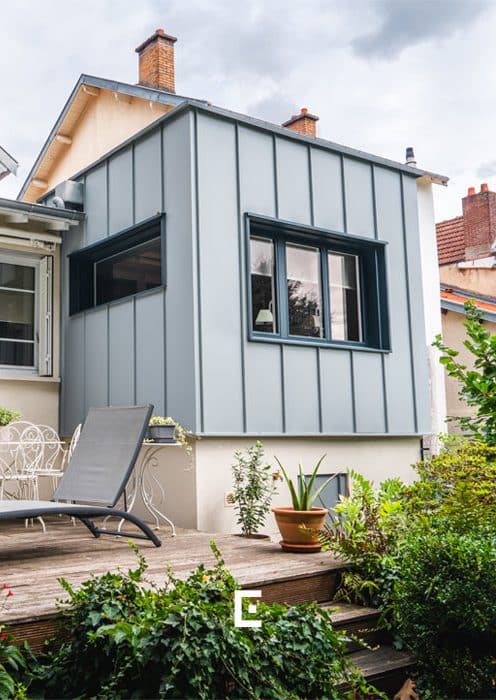 Extension toit plat avec façades en zinc