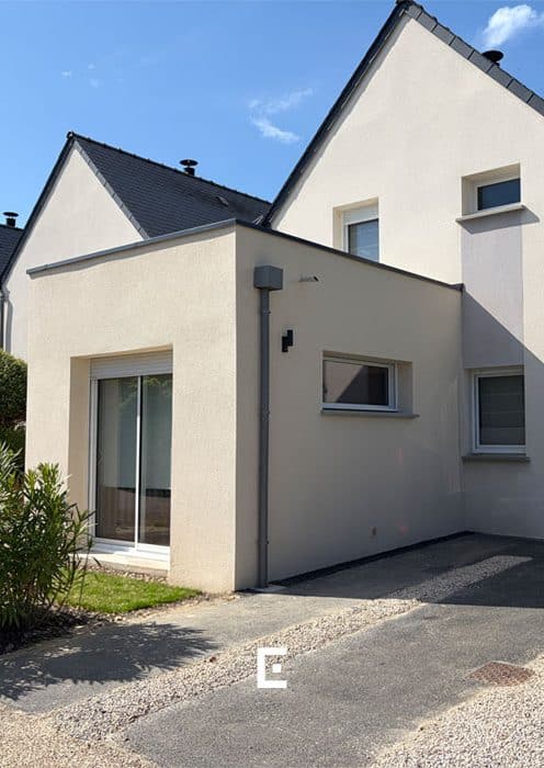 Une extension cubique à la toiture plate