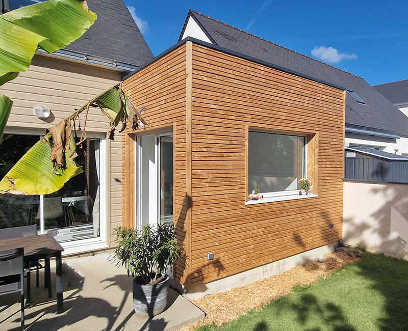 Une extension en ossature bois à toit plat