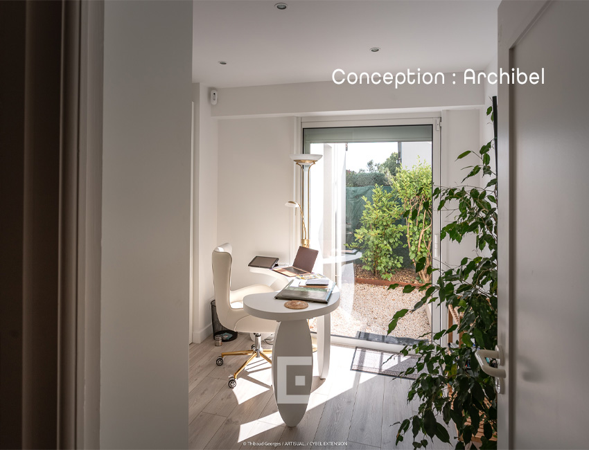 Intérieur de bureau équipé d'une porte vitrée, créant un espace de travail lumineux, ouvert et contemporain.