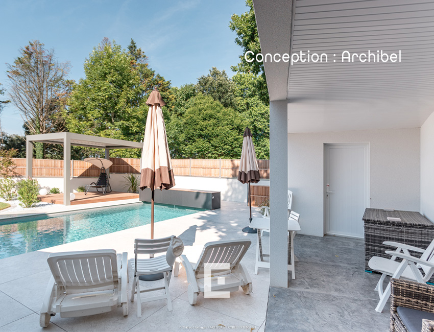 Un extérieur pensé pour le plaisir et la relaxation, avec une magnifique piscine et des aménagements paysagers qui créent une véritable bulle de bien-être. Un lieu où il fait bon vivre et recevoir.