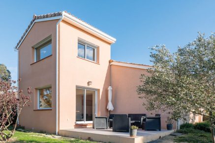 Projet de surélévation de maison sur deux niveaux réalisé à Toulouse avec l'accompagnement de Cybel Extension, permettant de créer de nouveaux espaces habitables tout en optimisant la surface existante de la maison.